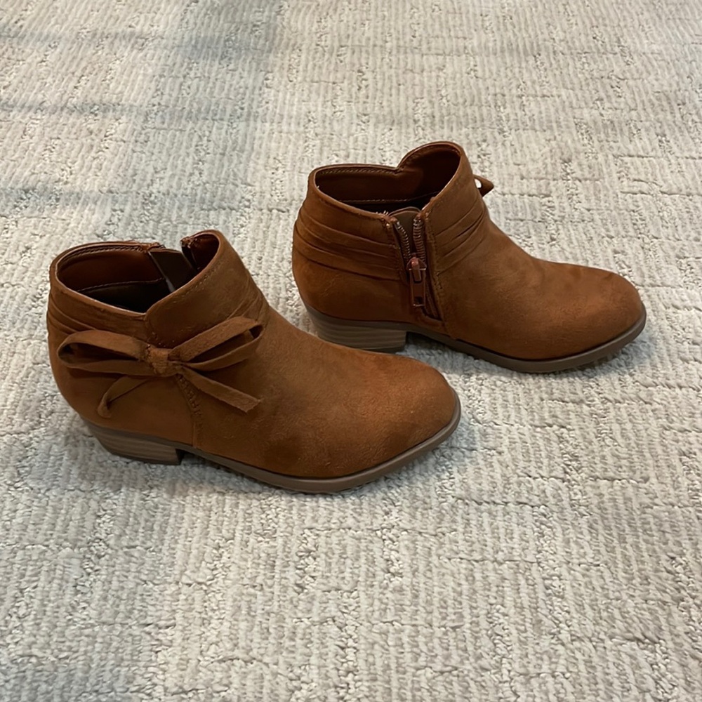 SODA Girl’s Tan Ankle Boots with bow size 11